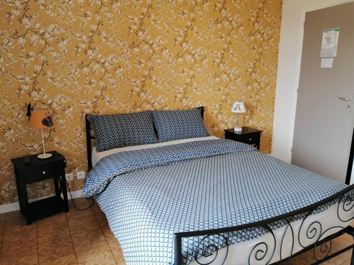 Hôtel Le Relais De La Fontaine à Échandelys Extérieur photo